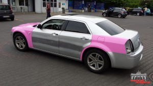 Chrysler 300c Folierung Car Wraaping Pink Püppy Police  (4)