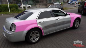 Chrysler 300c Folierung Car Wraaping Pink Püppy Police  (5)