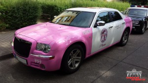 Chrysler 300c Folierung Car Wraaping Pink Püppy Police  (6)