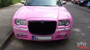 Chrysler 300c Folierung Car Wraaping Pink Püppy Police  (7)